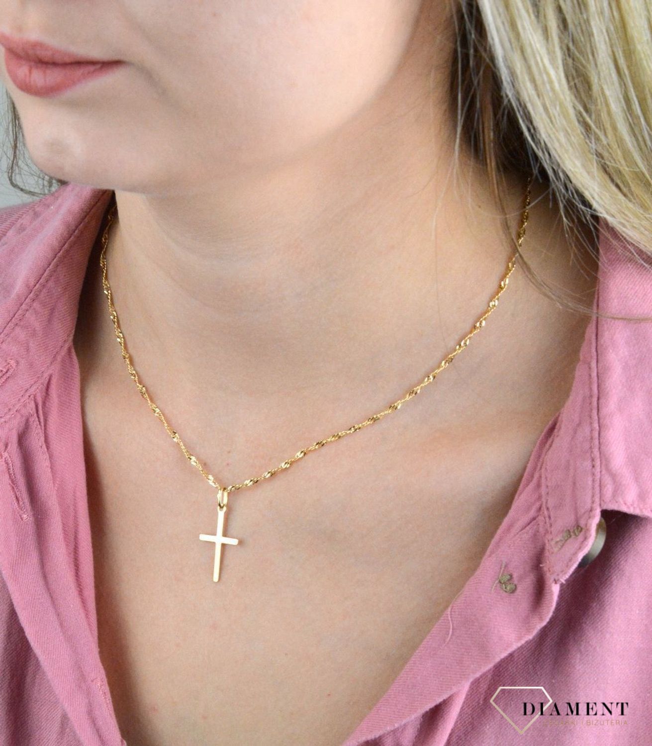 Złoty łańcuszek 585 o splocie singapur 2,2mm DIA-LAN-8100-585 040 2,2mm. Idealnie będzie się też prezentować na tle małej, czarnej sukienki, swoją obecnością dodając jej jeszcze więcej elegancji. Łańcuszek to bardzo dobry pomy (1).jpg